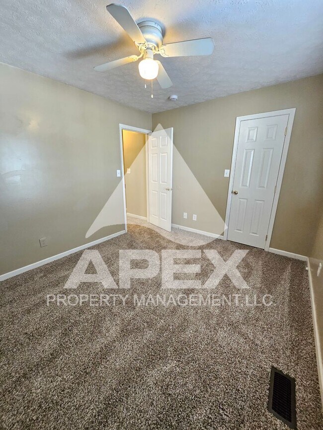 Building Photo - MOVE-IN SPECIAL,NO RENT TIL JUNE 1ST! - Nice 2 Bd | 1.5 Ba Townhouse in West Knox Condo Community!
