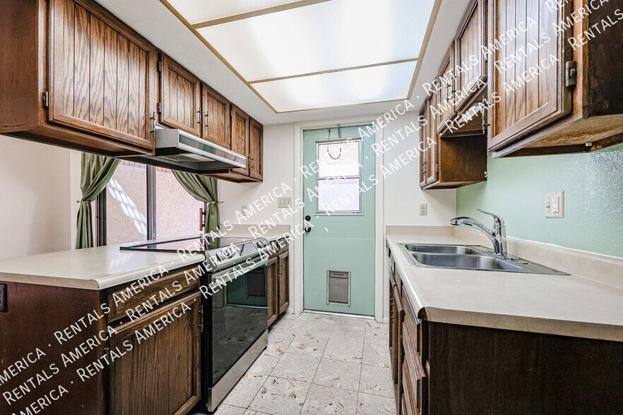 Building Photo - 953 N Revere