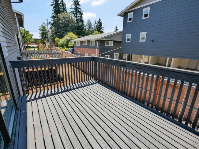 Building Photo - Rare Edmonds duplex now available! This side-by-side townhome-style unit features 2 bedrooms, 1.5...