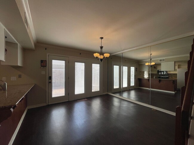 Building Photo - Townhome in Gated Community