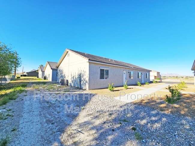 Building Photo - 1111 Sixshooter Ave