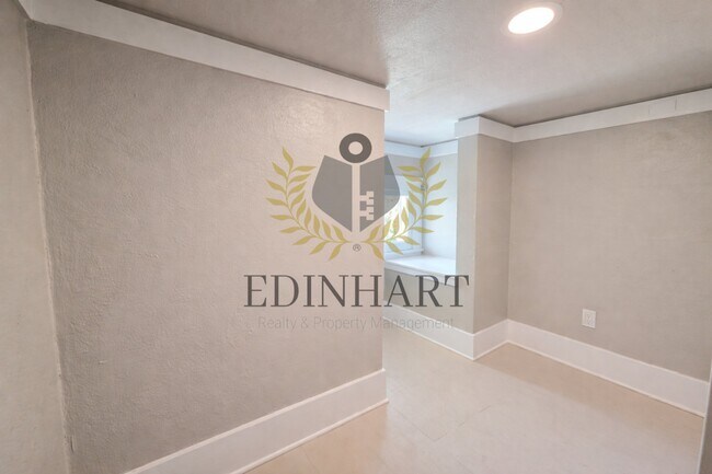 Building Photo - 1105 N College Ave