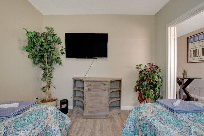 Building Photo - Cozy 2-Bedroom Unit in Prime Las Vegas Loc...