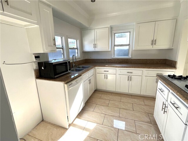 Building Photo - 2720 W 70th St