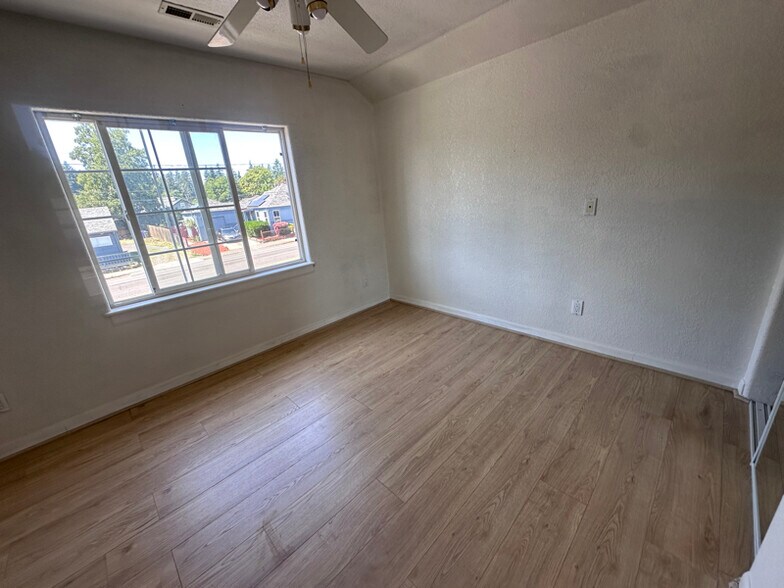 Building Photo - 3100 SE 122nd Ave