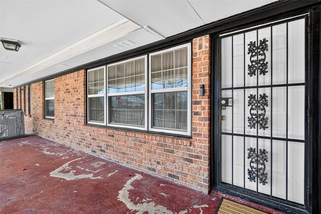 Building Photo - 6605 Winton St