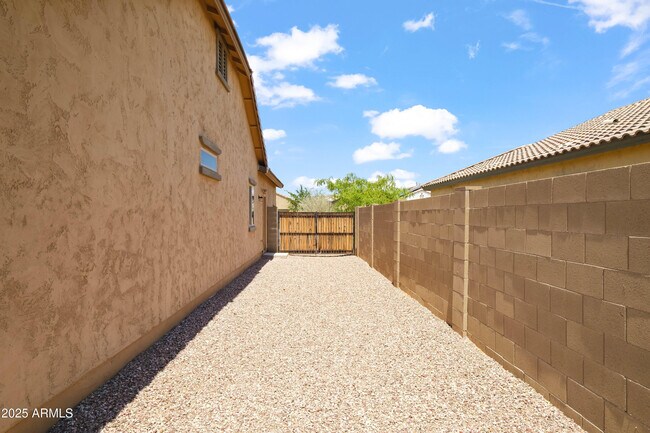Building Photo - 17555 W Hedgehog Pl