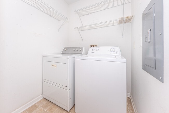 Building Photo - 2646 S Knightsbridge Cir