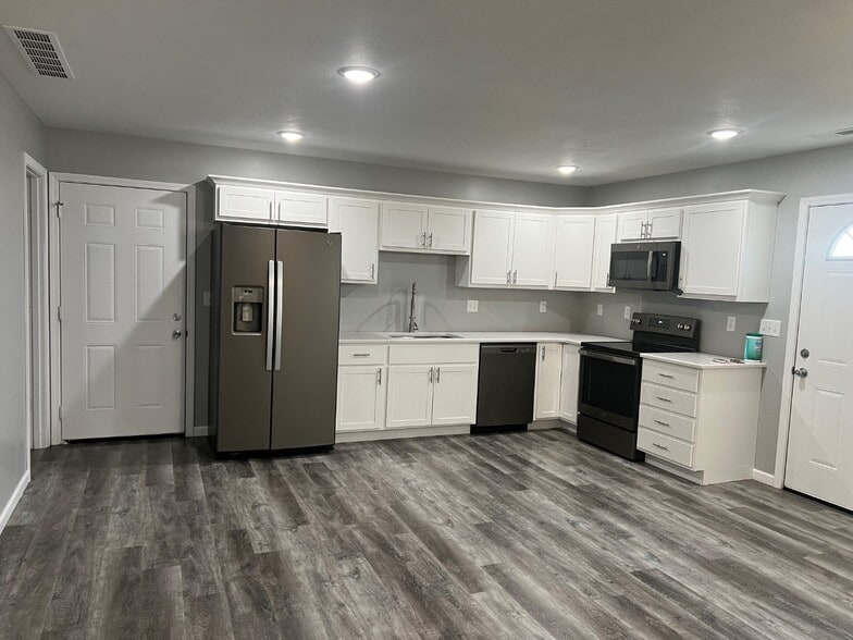 Building Photo - 109 Makayla Ave