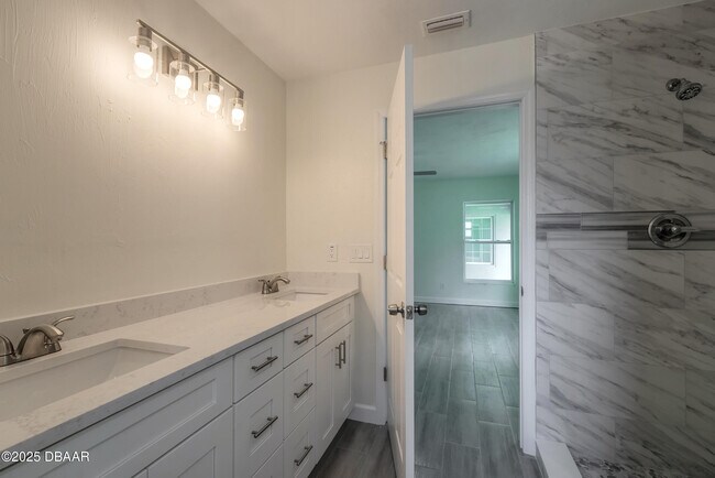 Building Photo - 1431 Victory Palm Dr