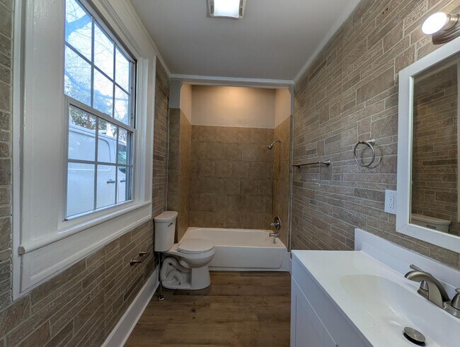 Building Photo - 1522 Buncombe Rd