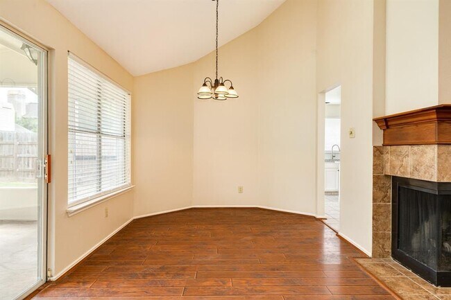 Building Photo - 10506 Green Valley Ln