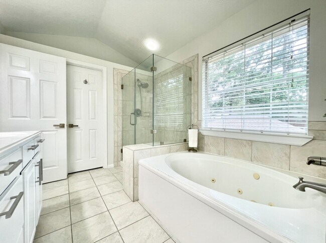 Building Photo - 2 Twin Feather Pl