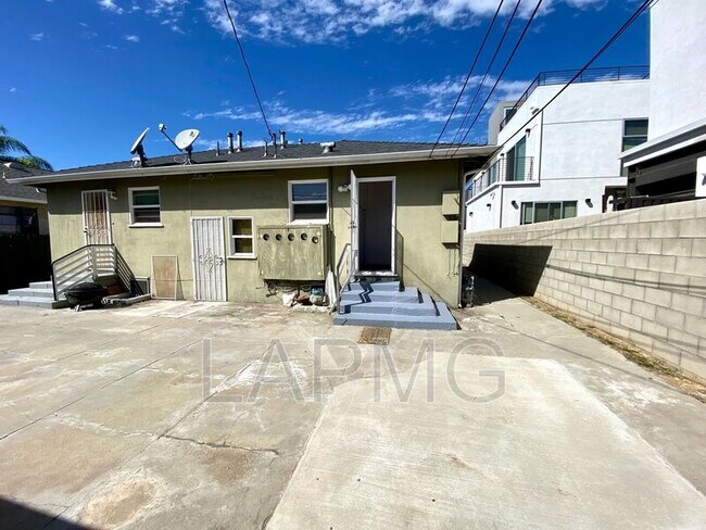 Building Photo - 2312 Ocean Park Blvd