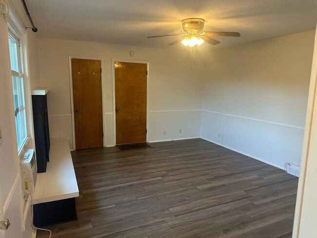 Building Photo - 4305 E Maple Manor Pkwy