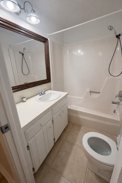 Building Photo - 102 W Commercial St