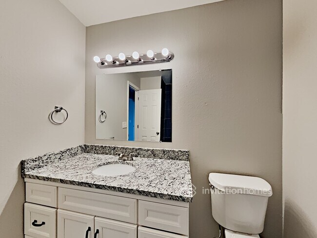 Building Photo - 5424 Del Rey Dr