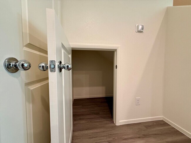 Building Photo - New Townhome for Rent in the Highly Desirable Southwest Area!