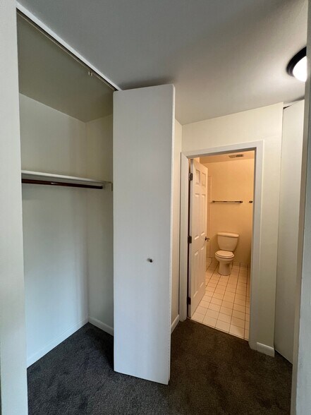 Building Photo - 5550 Abbey Dr