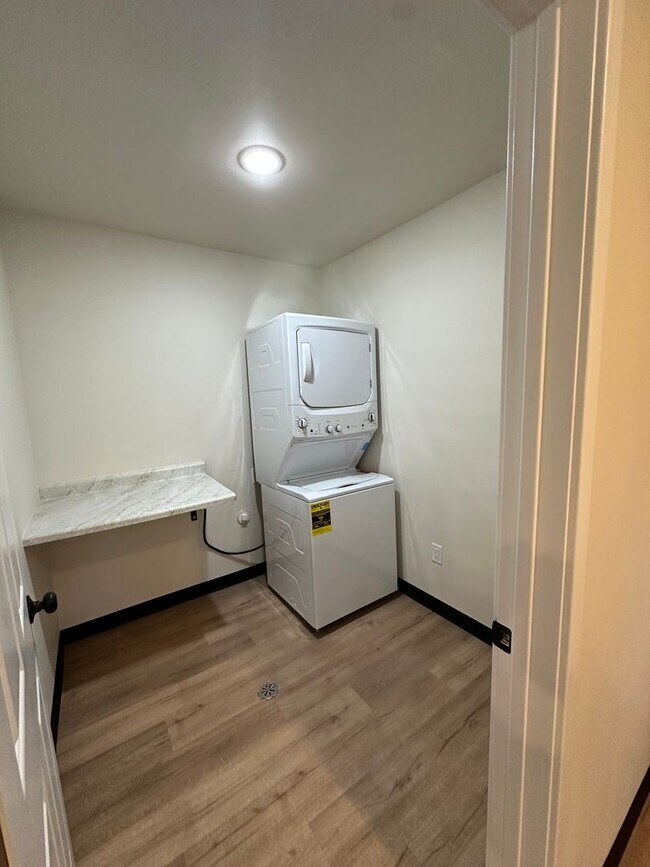 Building Photo - 1201-1203 Atrium Ct