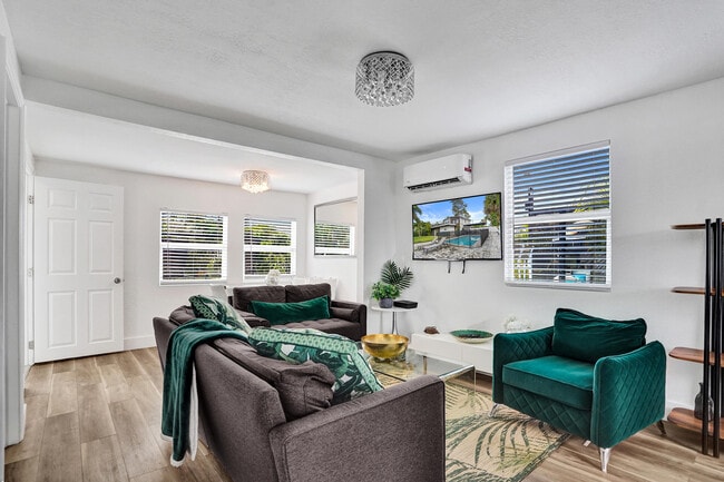 Building Photo - 311 SE 3rd Ave