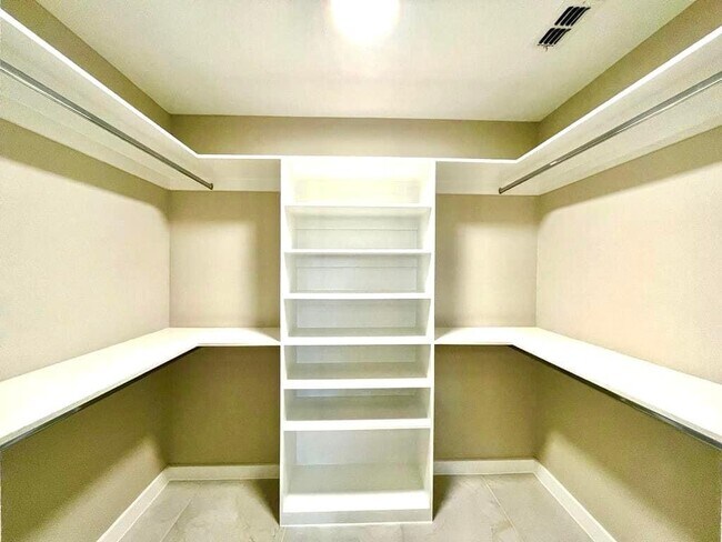 Building Photo - 7106 El Meson Dr