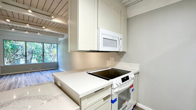 Building Photo - NEWLY RENOVATED 2 BED/2 BATH/2 PARKING - W...