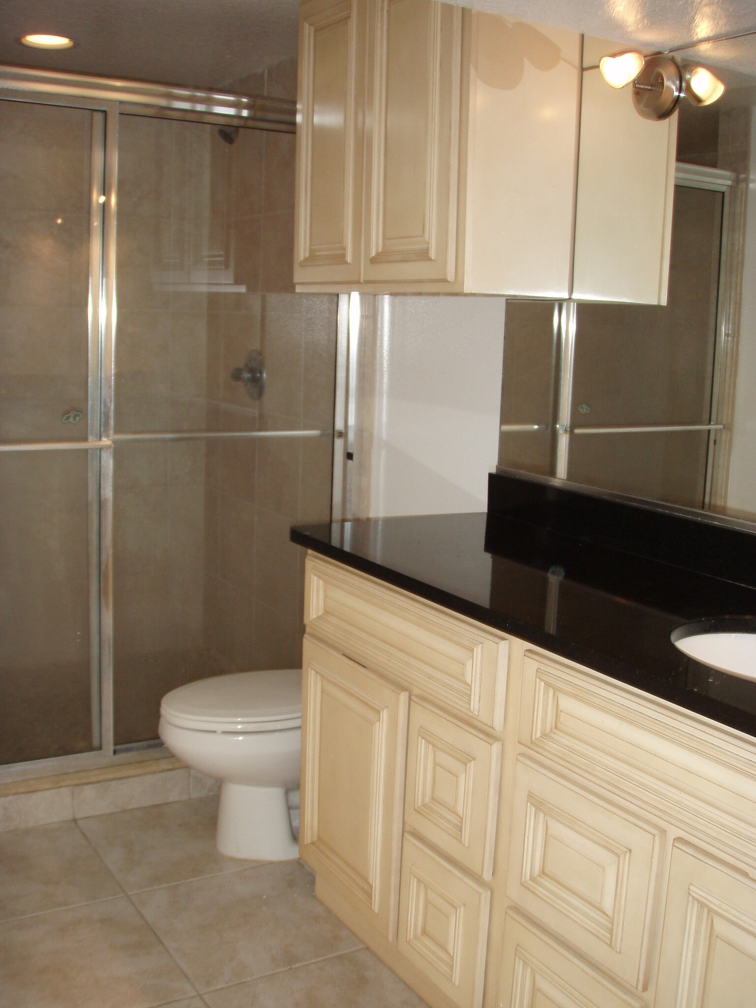 Dual Shower Bath, Dual sinks - 1105 S Atlantic Ave