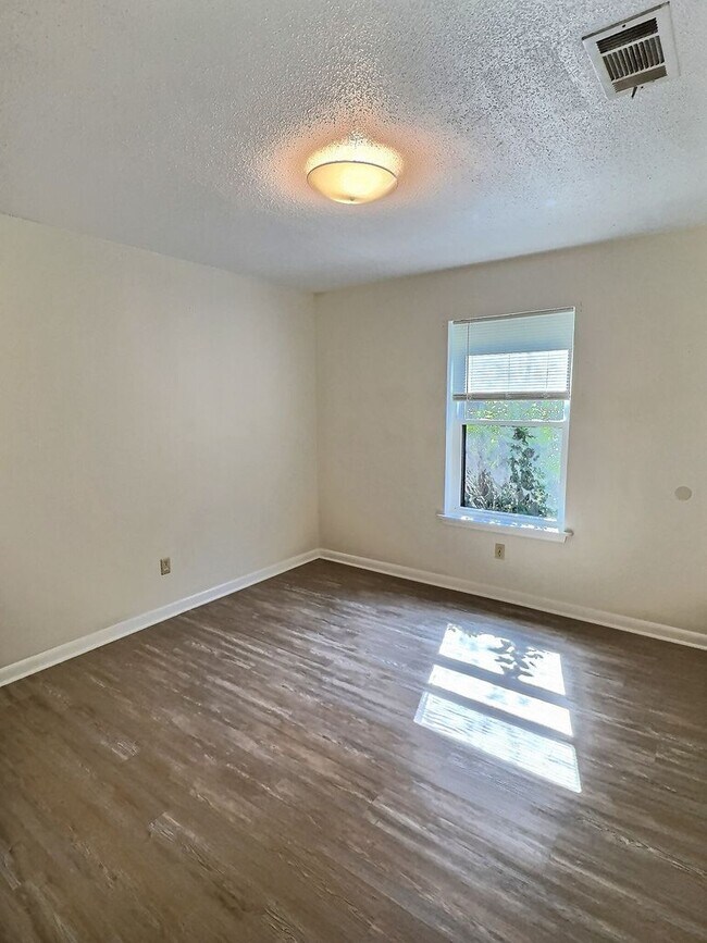 Building Photo - MOVE-IN SPECIAL! 3-Bedroom Home in Fort Ba...