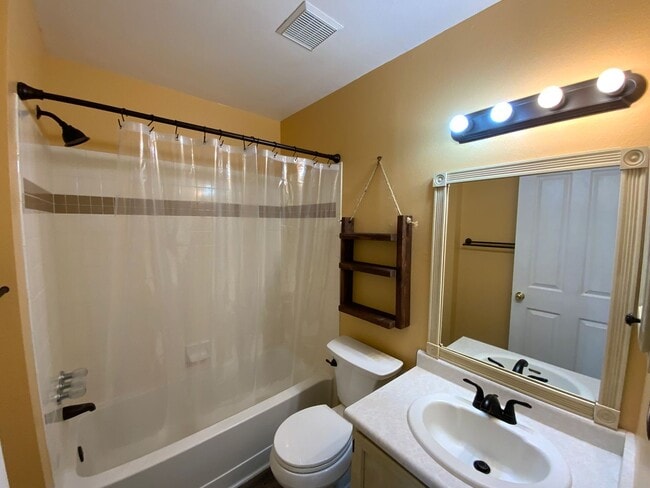Building Photo - 2 Bedroom Single Story Home Available Near...