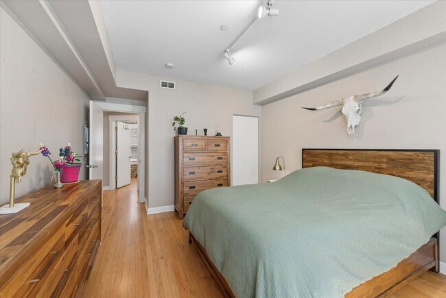 Building Photo - 2541 Prairie Ave