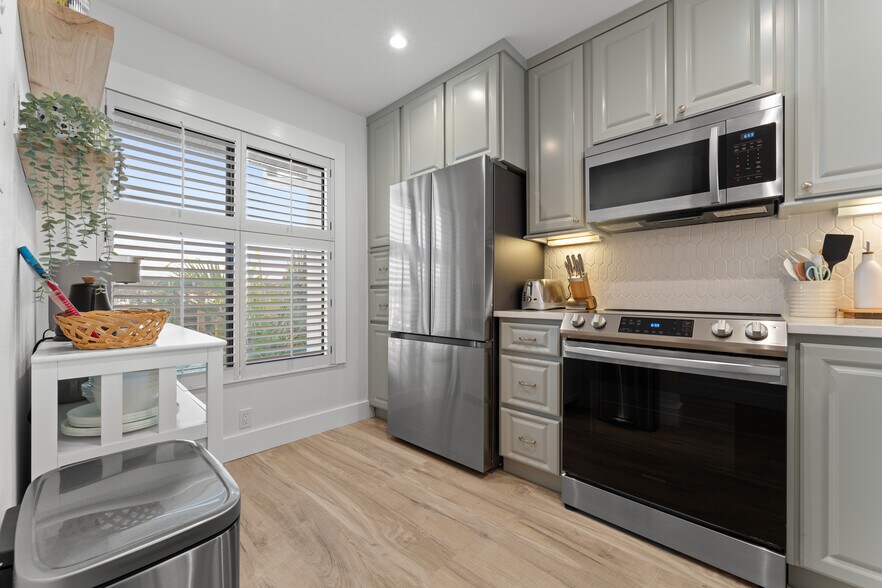 Building Photo - 6287 Bahia del Mar Cir