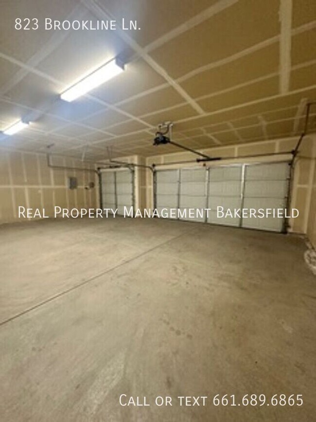 Building Photo - 823 Brookline Ln