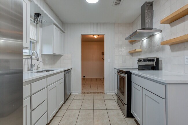 Building Photo - 4 Bed 3 Bath Pre-lease in Central Lubbock!!!