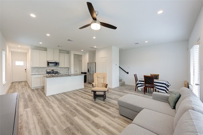 Building Photo - 10113 Berkeley Spgs Trl