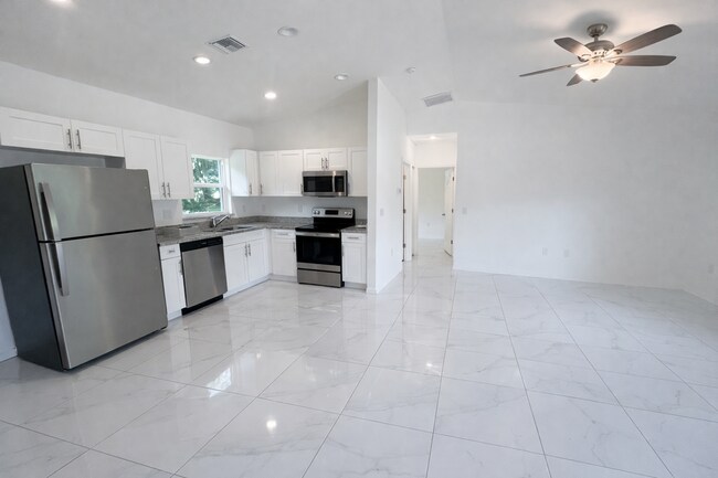 Building Photo - Beautiful 3 bedroom home Sw Lehigh Acres