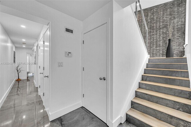 Building Photo - 1511 NE 4th Pl