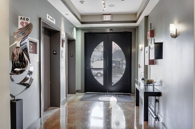 Building Photo - Awesome 1BE/1BA Condo in the heart of West End!