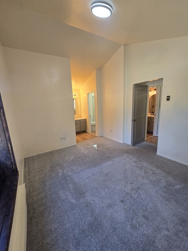 Building Photo - 581 Malibu Dr SE