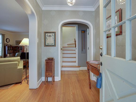 Building Photo - "Charming 3-Bed Home with Granite Elegance...