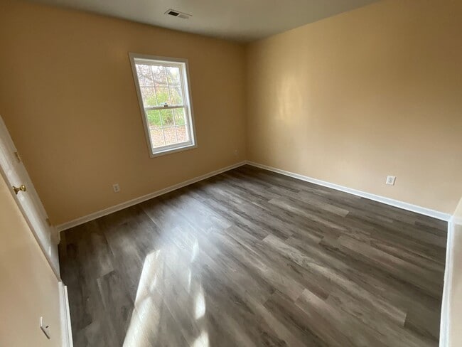 Building Photo - 3 Bedroom Home in Greensboro-Available Now to View! Updated Home