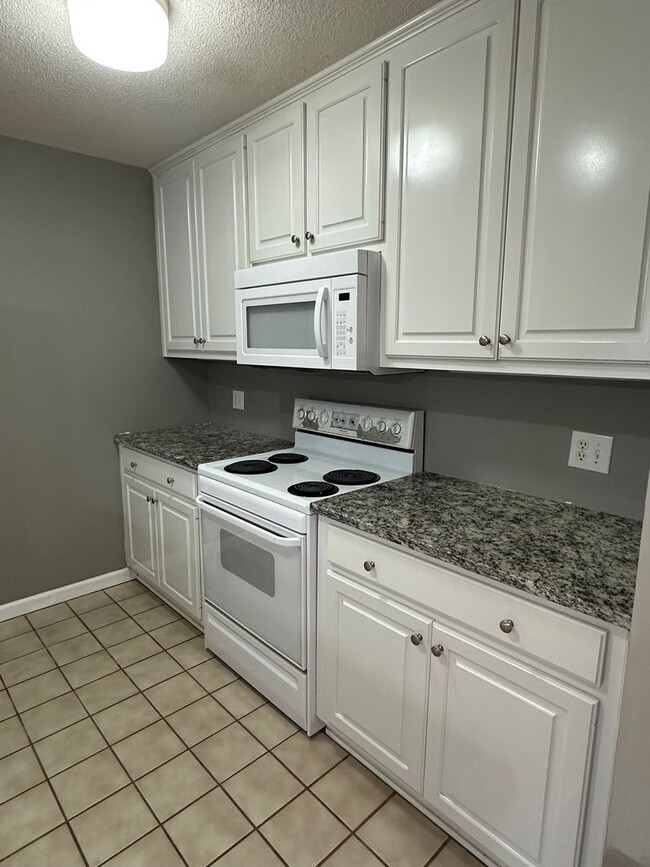 Building Photo - 2 bedroom/1.5 bath end unit townhome in gr...