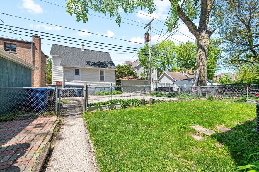 Building Photo - 318 Custer Ave
