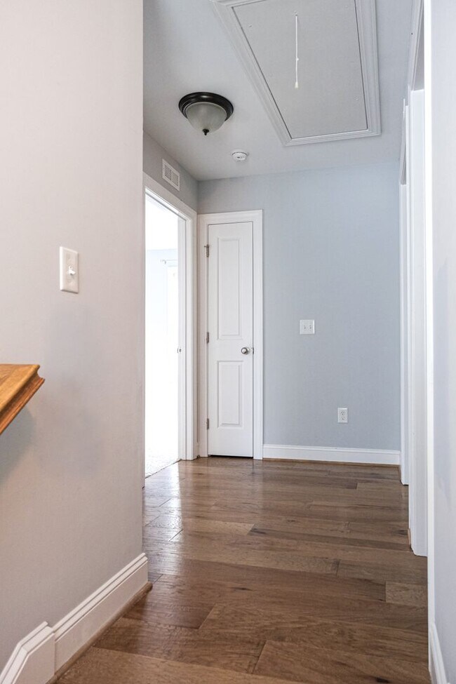 Building Photo - 3 Bedroom, 2.5 Bath in Prime Location! Law...