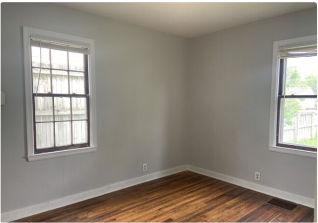 Building Photo - Cute 3 bedroom 1 bathroom house
