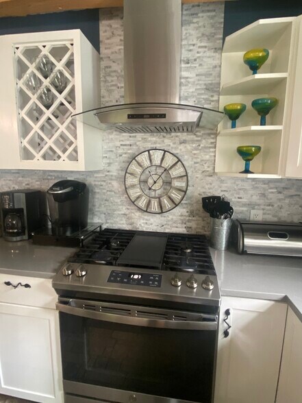 Kitchen - 636 Old County Rd N