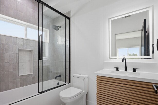 Building Photo - 3 BED | 3 BATH | 1,900 SQ FT | FULLY REMODELED + FURNISHED 3-LEVEL HOME WITH PRIVATE ROOFTOP DECK