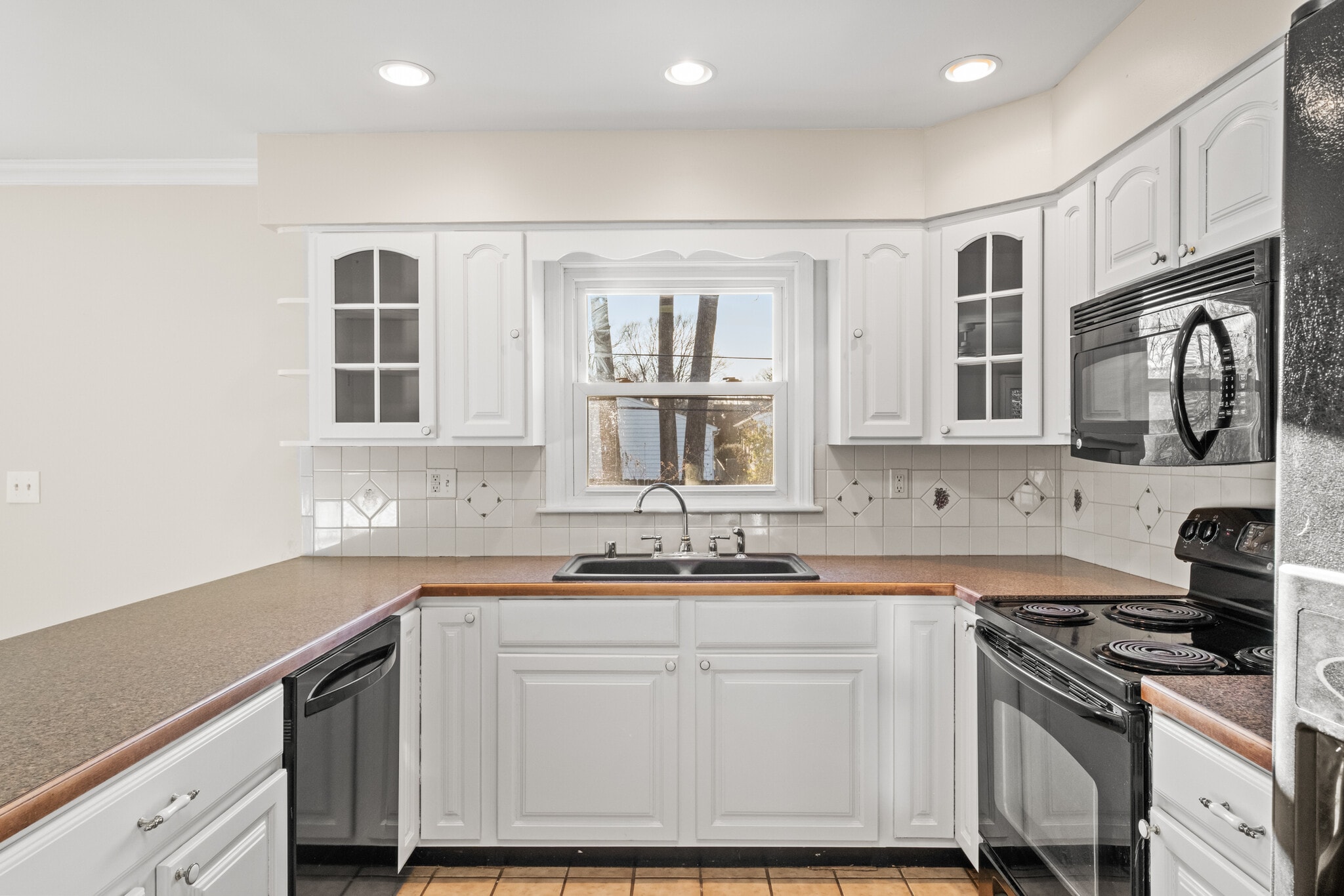 Building Photo - 318 Castleview Dr