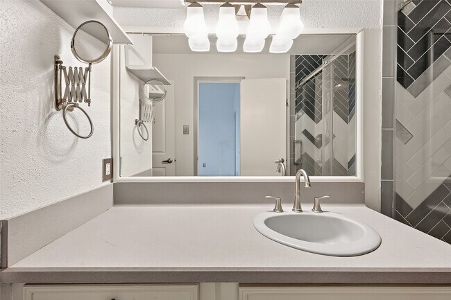 Building Photo - 13925 Hollowgreen Dr