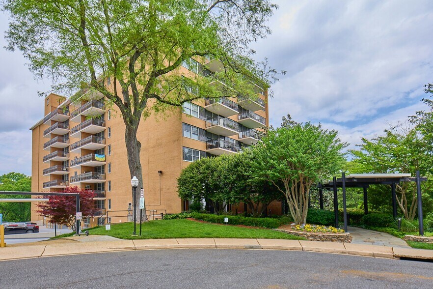 Building Photo - 2030 N Adams St